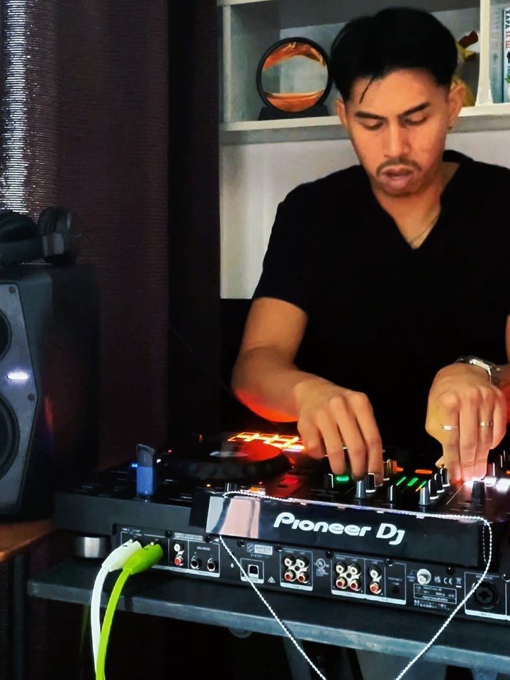 VINORG performing on Pioneer DJ decks